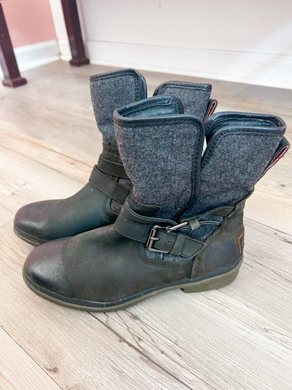 UGG Simmens Black Leather Charcoal Shearling Lined Boots - Size 6